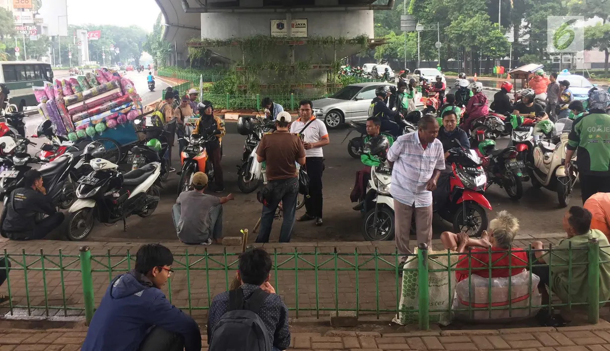 Suasana kolong flyover Kalibata, Jakarta, Rabu (17/1). Kurangnya penegakan hukum menyebabkan banyak pengemudi ojek online mangkal di kolong flyover tersebut sehingga kerap mengganggu lalu lintas. (Liputan6.com/Immanuel Antonius)