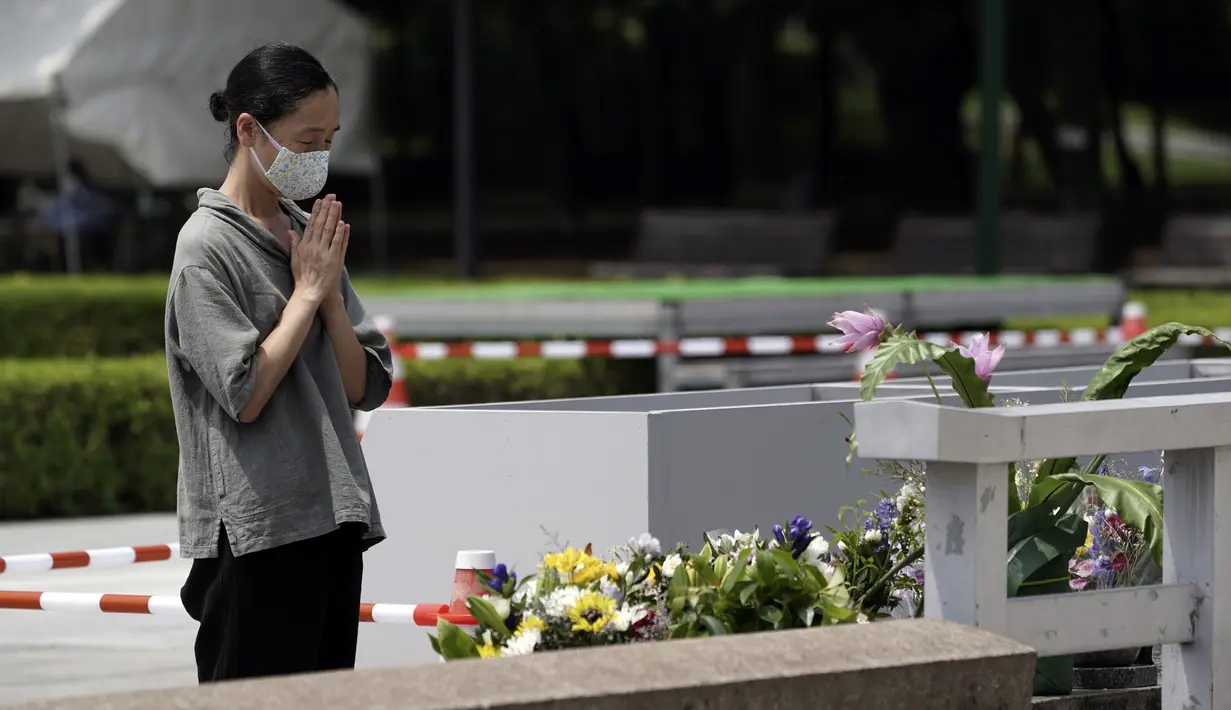 Seorang wanita berdoa di depan cenotaph untuk para korban bom atom di Hiroshima, Jepang, Senin (3/8/2020). Jepang akan memperingati 75 tahun bom atom di Hiroshima pada 6 Agustus 2020. (AP Photo/Eugene Hoshiko)