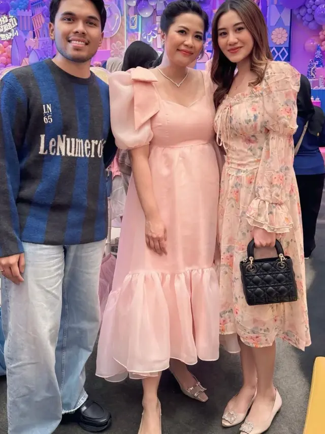 8 Gaya Selvi Ananda, Geng Cendol, hingga Aaliyah Massaid di Pesta Ulang Tahun Bertema Disney Princess Anak dr. Feni Nugraha