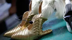 Sepatu unik karya desainer Kobi Levi yang dipajang di workshop-nya di Tel Aviv, Israel, Rabu (5/10). Sepatu unik berambut pirang ini dinamai "Blonde Ambition". (AFP PHOTO/Thomas Choex) 