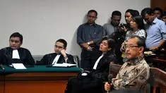 Terdakwa Direktur PT Media Karya Sentosa (MKS), Antonius Bambang Djatmiko saat mendengarkan bacaan vonis oleh Majelis Hakim di Pengadilan Tipikor, Jakarta, Senin (20/4/2015). (Liputan6.com/Yoppy Renato)