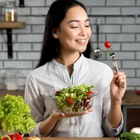 Balanced plate bukan hanya soal kenyang, tetapi juga tentang bagaimana makanan bekerja untuk menjaga kestabilan gula darah, memperbaiki jaringan tubuh, hingga meningkatkan daya tahan. (foto/dok: freepik)