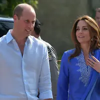 Kate Middleton dan Pangeran William saat tur kerajaan ke Pakistan. (Aamir QURESHI / AFP)