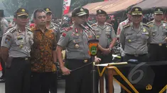 Kapolda Metro Jaya Unggung Cahyono (tengah) saat rilis kasus  pencurian dengan kekerasan (curas), pencurian dengan keberatan (curat), dan pencurian kendaraan bermotor (curanmor) di Mapolda Metro Jaya, Jakarta, Jumat (27/2). (Liputan6.com/Johan Tallo)