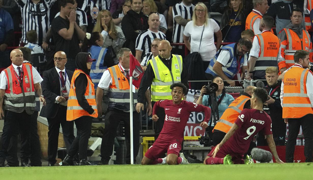 Kepastian Liverpool meraup tiga poin penuh baru dipastikan di penghujung masa injuy time babak kedua. Fabio Carvalho yang baru dimasukkan pada menit ke-71 menggantikan Trent Alexander-Arnold berhasil mencetak gol penentu kemenangan di detik-detik terakhir yang didahului oleh skema sepak pojok. (AP/Jon Super)