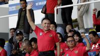 Ketua PSSI, Mochamad Iriawan, memberikan dukungan pada Timnas Indonesia U-22 melawan Thailand di Stadion Rizal Memorial, Manila, Selasa (26/11/2019). (Bola.com/Muhammad Iqbal Ichsan).