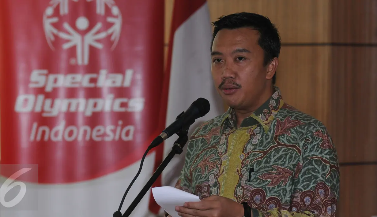 Menpora, Imam Nahrawi (kanan) memberikan amanat saat melantik PP Special Olympics Indonesia (SOIna) di Jakarta, Kamis (30/6). SOIna merupakan organisasi pelatihan dan kompetisi olahraga bagi penyandang Tunagrahita. (Liputan6.com/Helmi Fithriansyah)