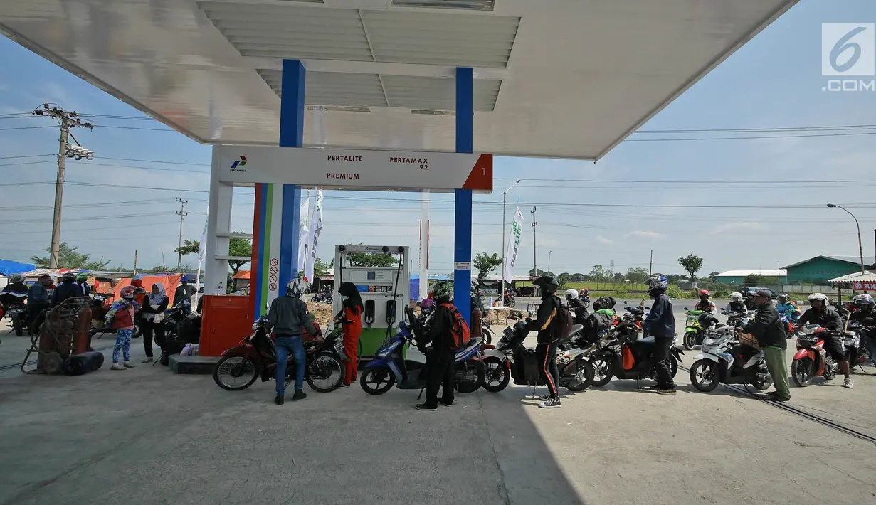 Pemudik sepeda motor mengantre saat mengisi bahan bakar di SPBU kawasan Brebes, Jawa Tengah, Minggu (2/6/2019).  Sejumlah SPBU di Brebes terpantau ramai oleh para pemudik yang mengisi bahan bakar kendaraannya. (Liputan6.com/Herman Zakharia)