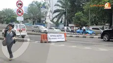 Mobil polisi tampak diparkir di Jalan Layang Non Tol (JLNT) Casablanca dan ada sebuah spanduk dengan tulisan `SEPEDA MOTOR DILARANG MASUK` (Liputan6.com/rini Suhartini).