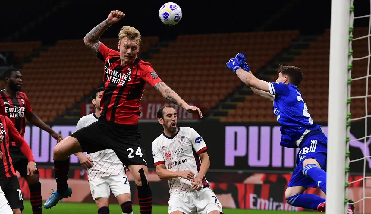 Simon Kjaer. Bek tengah Denmark berusia 32 tahun ini didatangkan AC Milan dari Sevilla pada Januari 2020 dengan status pinjaman dan tampil dalam 15 laga di Liga Italia hingga akhir musim. Pada musim 2020/2021 statusnya dipermanenkan. Musim ini baru tampil 11 kali akibat cedera. (AFP/Miguel Medina)