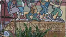 Seniman menyelesaikan pembuatan mural dalam acara Converse City Forest di Fatmawati, Jakarta, Sabtu (6/3/2021).  Mural digambar menggunakan cat khusus Grephenstone yang dapat menyerap polusi udara setara 177 pohon. (Liputan6.com/Faizal Fanani)
