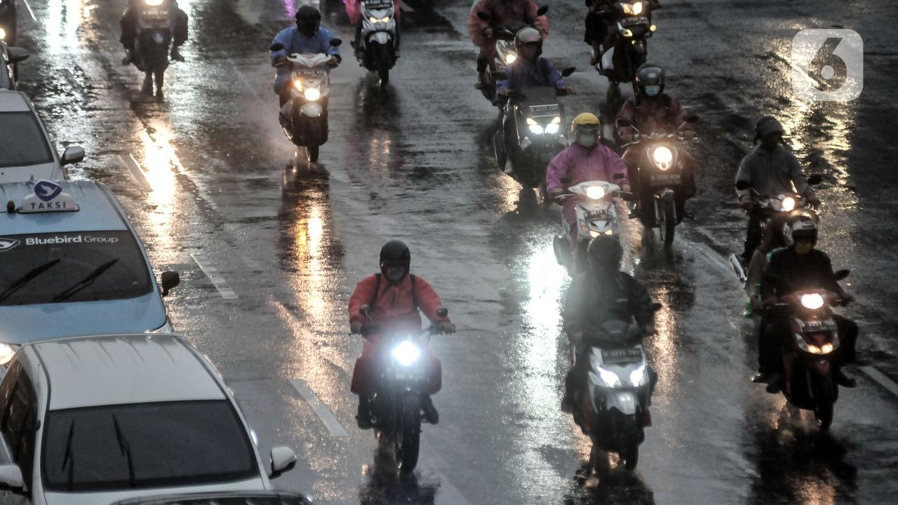 FOTO: Waspada Hujan Angin di Jakarta Dampak Siklon Molave