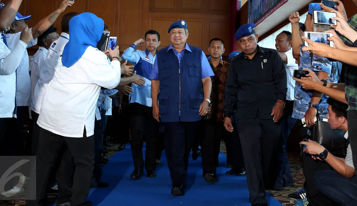 Presiden keenam, Susilo Bambang Yudhoyono (SBY) menghadiri acara konsolidasi pengurus Partai Demokrat dan relawan pasangan cagub-cawagub DKI, Agus Harimurti Yudhoyono-Sylviana Murni, di kawasan Pramuka, Jakarta, Rabu (5/10). (Liputan6.com/Johan Tallo)