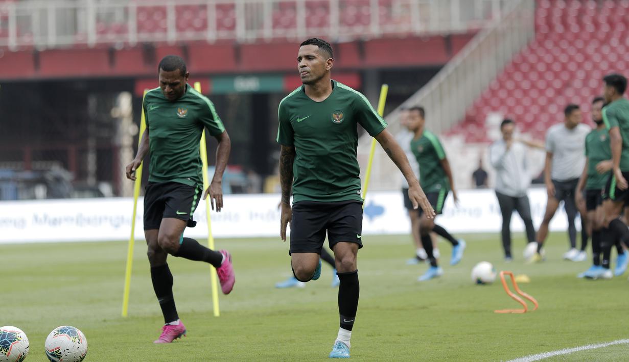 Pemain Timnas Indonesia, Beto Goncalves, saat latihan jelang laga kualifikasi Piala Dunia 2022 di SUGBK, Jakarta, Senin (9/9). Indonesia akan berhadapan dengan Thailand. (Bola.com/M Iqbal Ichsan)