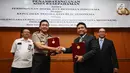 Kabaharkam Polri, Komjen Pol Putut Eko Bayuseno (kedua kiri) bersama Ketua Umum PHRI, Hariyadi BS Sukamdani usai penandatanganan MoU di Jakarta, Kamis, (20/7). MoU tentang Penyelenggaraan Pengamanan Hotel dan Restoran. (Liputan6.com/Helmi Fithriansyah)