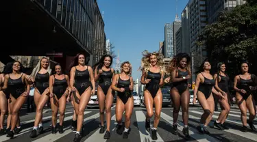 Sejumlah model turun ke jalan mempromosikan kontes kecantikan Miss Bumbum 2017 di Paulista Avenue, Sao Paulo, Senin (7/8). Kontes yang menganugerahi wanita dengan pantat terindah seantero Brasil itu akan diadakan 6 November mendatang. (Nelson ALMEIDA/AFP)