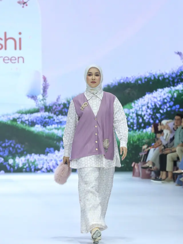 6 Inspirasi Layering Hijab dari Seleb yang Jadi Model Koleksi Zaskia Sungkar x NASL dan Shi by Shireen di JFW 2025