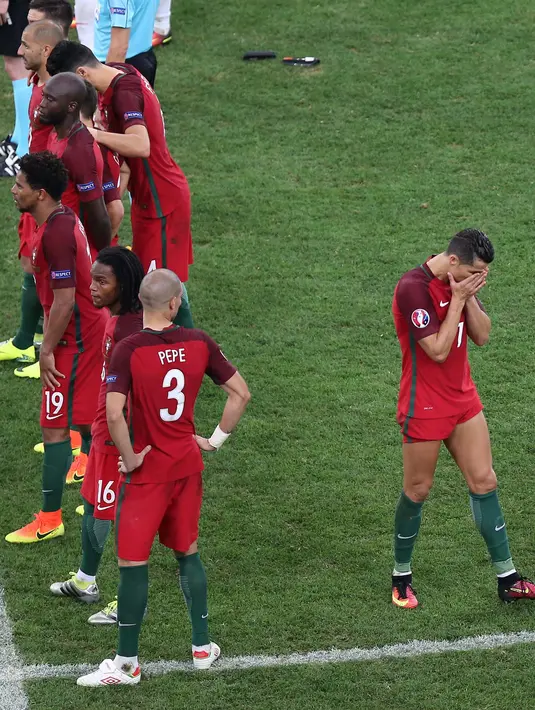 Cristiano Ronaldo (kanan) berjalan sambil menutup mata dengan penuh harap saat penalti  melawan Polandia pada perempat final Piala Eropa 2016 di Stade Velodrome, Marseille, Jumat (30/6/2016) dini hari WIB. (EPA/Mohamed Messara)