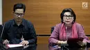 Wakil Ketua KPK, Basaria Panjaitan dan Juru Bicara KPK Febri Diansyah memberikan keterangan pers OTT terkait kesepakatan kontrak kerja sama pembangunan PLTU Riau 1 di Gedung KPK Jakarta, Sabtu (14/7). (Liputan6.com/Johan Tallo)