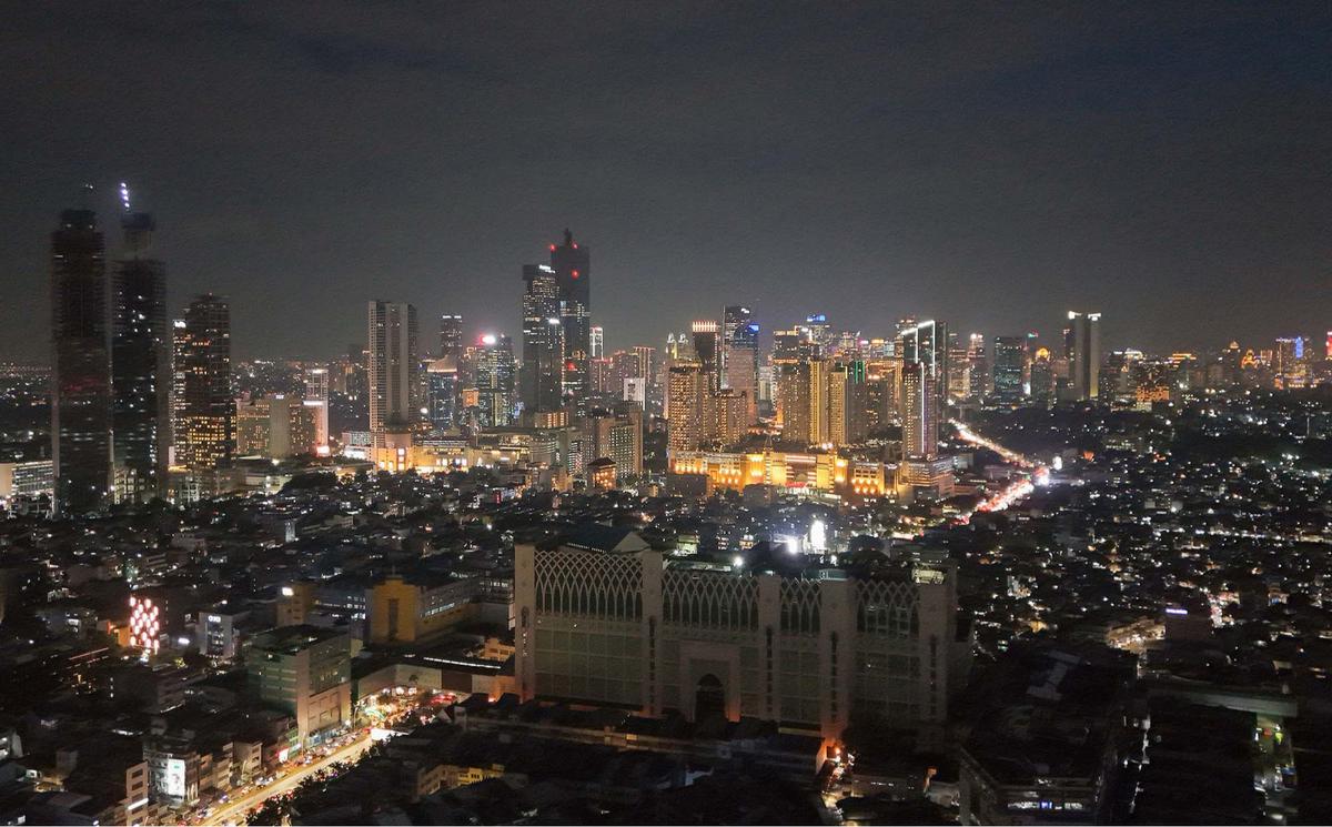 Keindahan Kota Jakarta yang Padat Penduduk di Kala Senja
