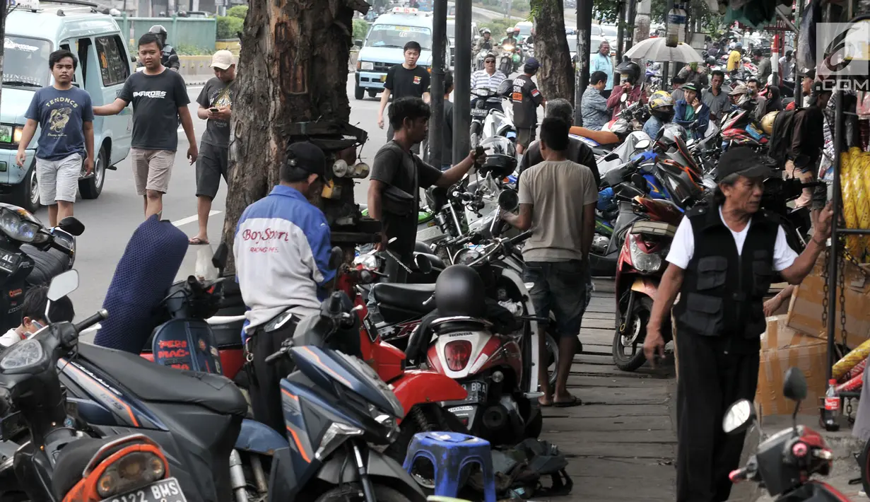 Suasana bengkel motor di Jalan Otista, Jakarta, Minggu (26/5/2019). Jelang Idul Fitri atau Lebaran, jumlah pelanggan bengkel motor di kawasan Otista meningkat, mulai dari menyervis mesin hingga membeli perlengkapan guna kesiapan mudik mendatang. (merdeka.com/Iqbal S. Nugroho)