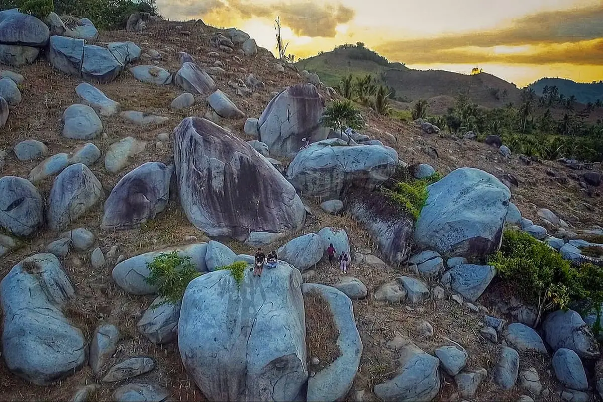 Taman batu, spot swafoto unik di Gorontalo yang viral. (Liputan6.com/Arfandi Ibrahim)
