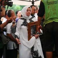 Suasana pemakaman Alm. Sys NS (Nurwahyunan/bintang.com)