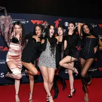 KATSEYE, girlgroup besutan HYBE mengukir sejarah baru dengan kemenangan perdana di MTV Video Music Awards 2025 yang digelar pada 7 September lalu. [@justjared].