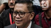 Hasto Kristiyanto juga didakwa bersama-sama dengan advokat Donny Tri Istiqomah, Saeful Bahri dan Harun Masiku memberikan uang sejumlah 57.350 dolar Singapura atau setara Rp600 juta kepada anggota KPU periode 2017-2022 Wahyu Setiawan dalam rentang waktu 2019-2020. (Liputan6.com/Herman Zakharia)