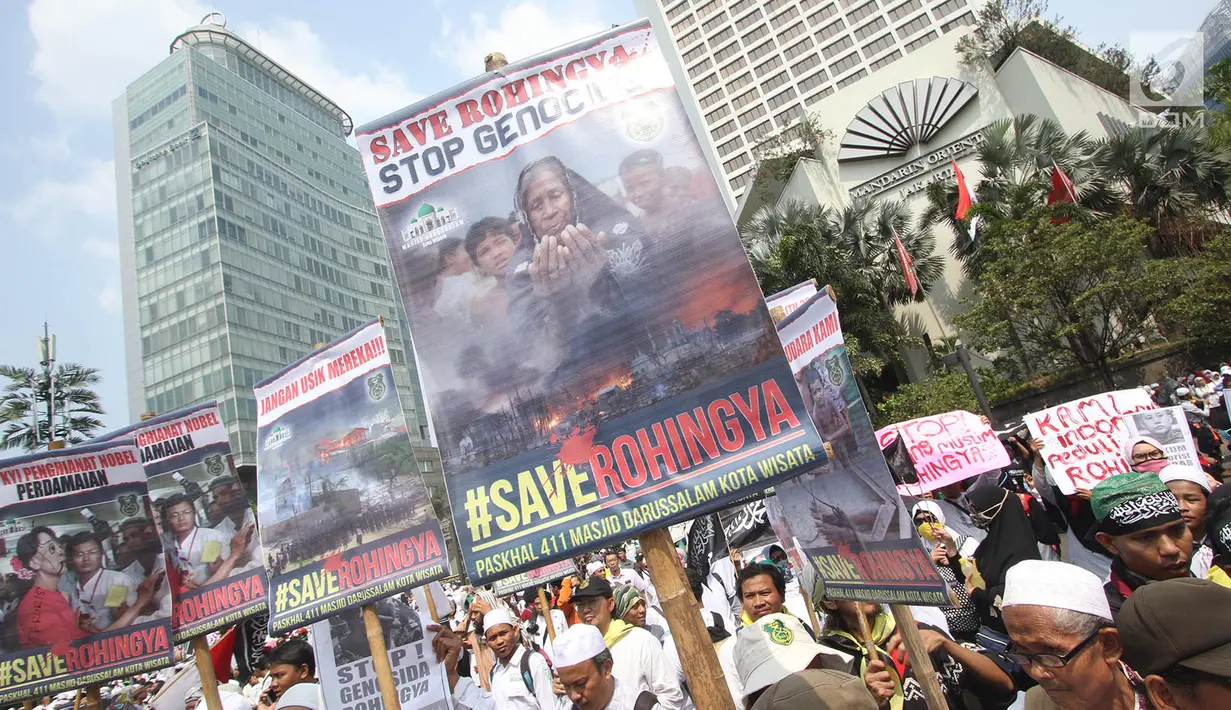 Massa Aksi solidaritas Rohingya membawa poster sambil memutari kawasan Bundaran HI, Jakarta, Rabu (6/9). massa mendesak pemerintah memutuskan hubungan diplomatik dengan Myanmar dan mengusir duta Besar Myanmar di Indonesia. (Liputan6.com/Immanuel Antonius)