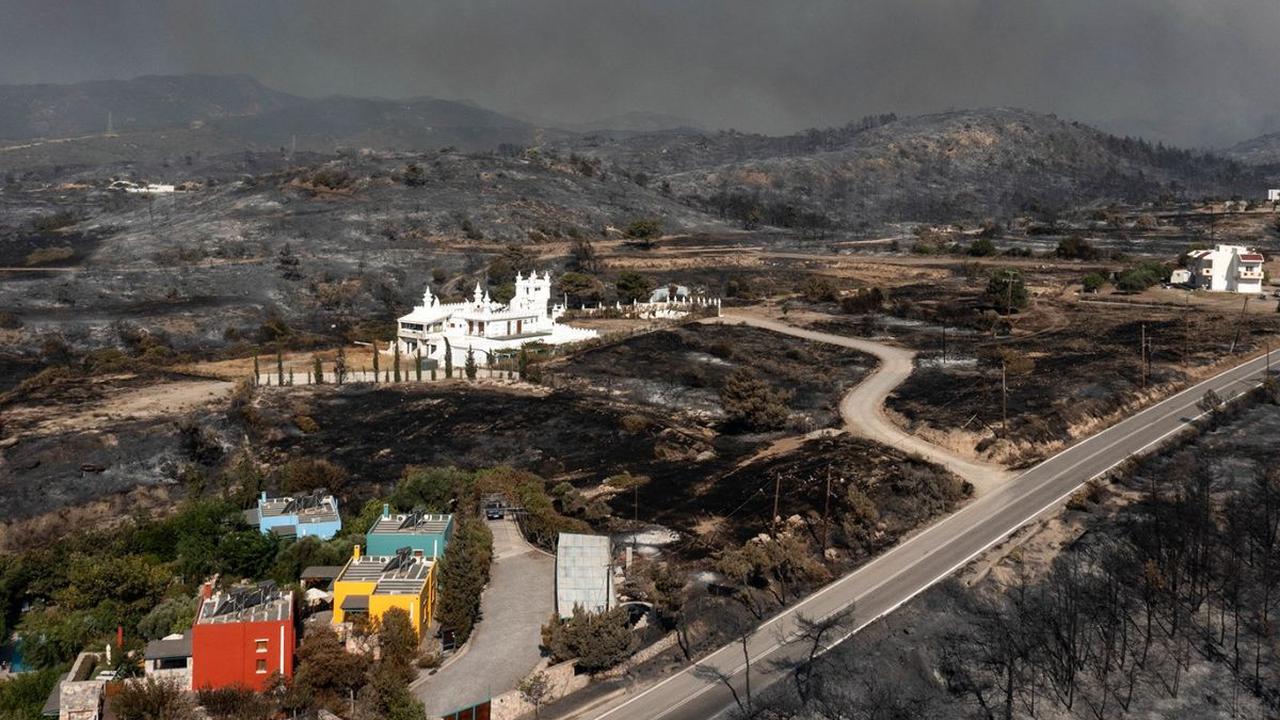 Kebakaran lahan yang terjadi di Pulau Rhodes, salah satu destinasi wisata populer di Yunani, sejak pekan lalu, memaksa ribuan turis untuk berbondong-bondong menyelamatkan diri.