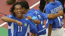 Ronaldinho (kiri) rayakan gol ke gawang Inggris di Piala Dunia 2002. (AFP/Toshifumi Kitamura)