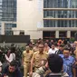 Gubernur DKI Anies Baswedan kunjungi lokasi balkon ambruk di Gedung Bursa Efek Indonesia (BEI) (Liputan6.com/Muhammad Radityo Priyasmoro)