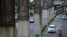 Kondisi tiang monorel yang terbengkalai di Jalan H. Rasuna Said, Jakarta, Selasa (27/1/2015). (Liputan6.com/Faizal Fanani)