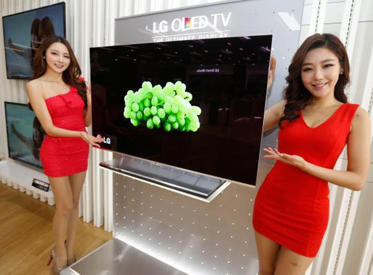 Seksinya model Korea saat peluncuran LG OLED 