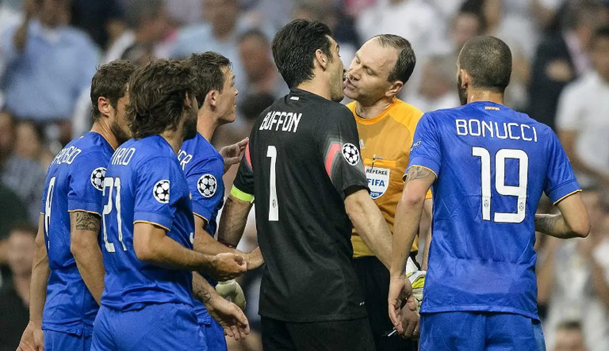 Pemain Juventus memprotes wasit yang memberi penalti untuk Real Madrid. (AFP PHOTO / DANI POZO)