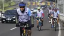Pesepeda menggowes saat mengikuti Bike 4round The City di Tangerang, Banten, Minggu (4/3/2018). Kegiatan yang diadakan dalam rangka ulang tahun Hotel Novotel ini menempuh jarak sekitar 50 kilometer. (Bola.com/Vitalis Yogi Trisna)