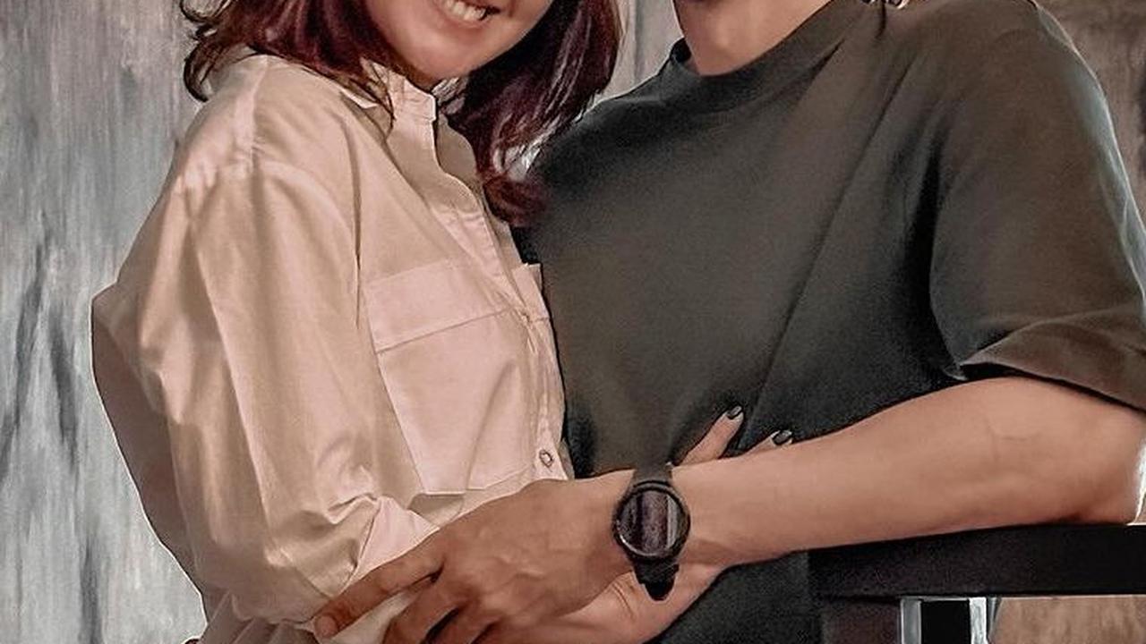 Bukti cinta beda usia juga ditunjukkan oleh Darius Sinathrya dan Donna Agnesia. Donna lebih tua 6 tahun dari Darius.