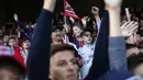 Aksi Suporters PSG saat mendukung timnya pada laga Ligue 1 Prancis melawan Guingamp di the Roudourou stadium, Guingamp, (13/8/2017). PSG menang 3-0. (AP/Kamil Zihnioglu)