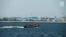 Pemandangan saat petugas Ditpolair Baharkam Mabes Polri saat melakukan patroli memburu buaya di Teluk Jakarta, Rabu (17/6). (Merdeka.com/Imam Buhori)