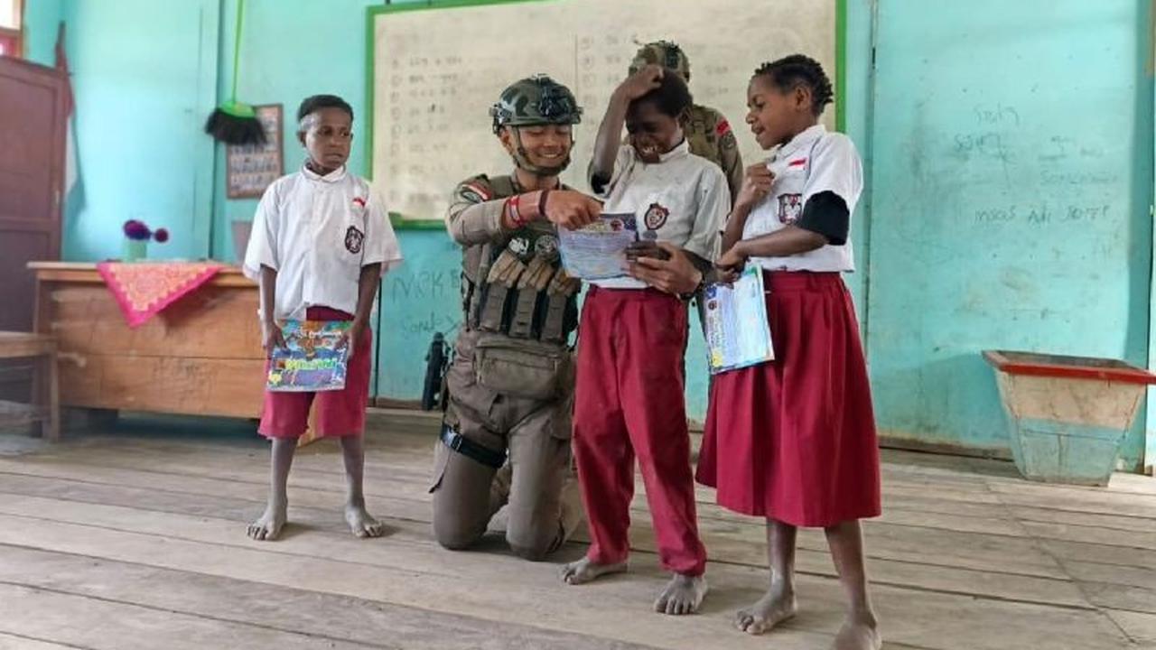 Satgas Damai Cartenz Bagikan Buku Bacaan, Tingkatkan Minat Literasi Anak di Intan Jaya