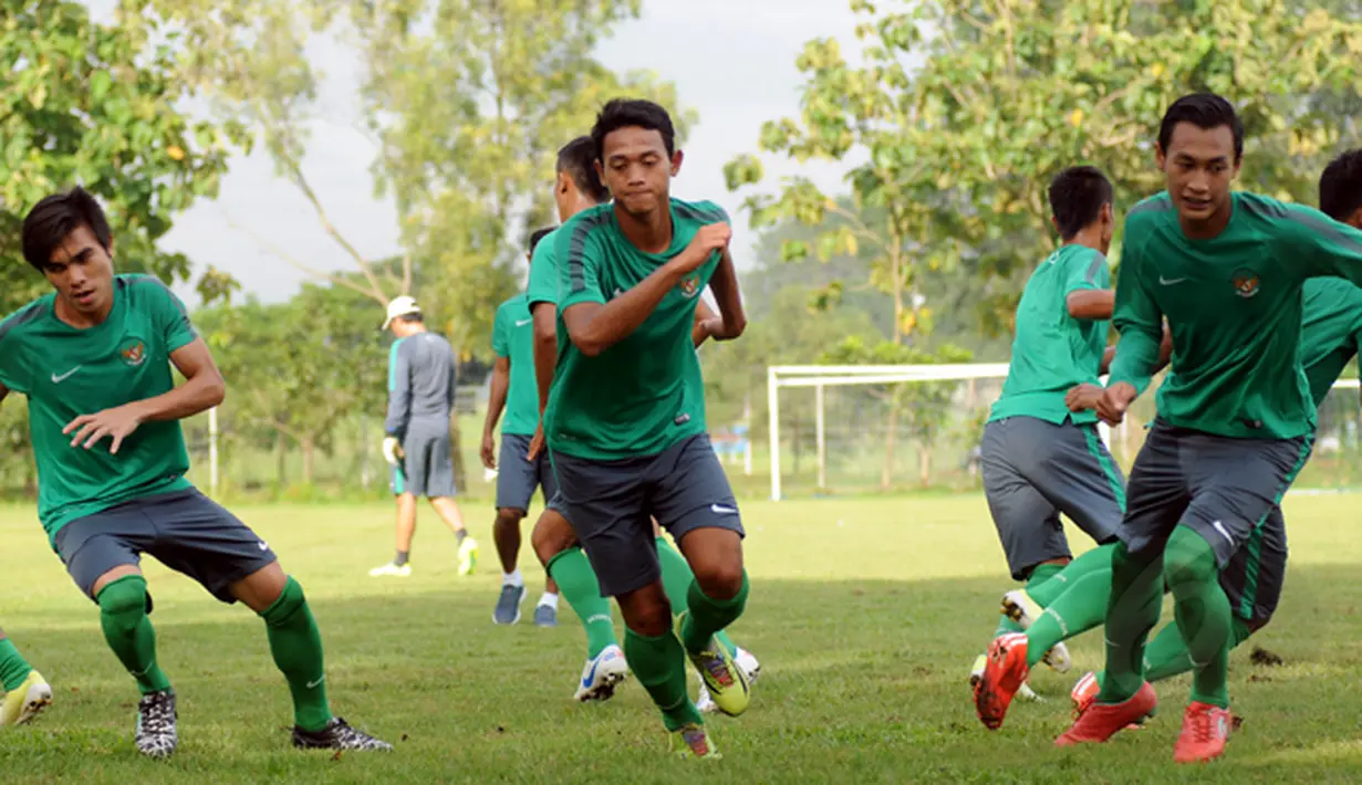 Sejumlah pemain timnas U-22 Indonesia menjalani sesi latihan di Lapangan Sutasoma, Halim Perdanakusuma, Jakarta, Selasa (3/3/2015). Latihan dilakukan untuk menghadapi babak Kualifikasi AFC Cup U-22 akhir Maret mendatang. (Liputan6.com/Helmi Fithriansyah)