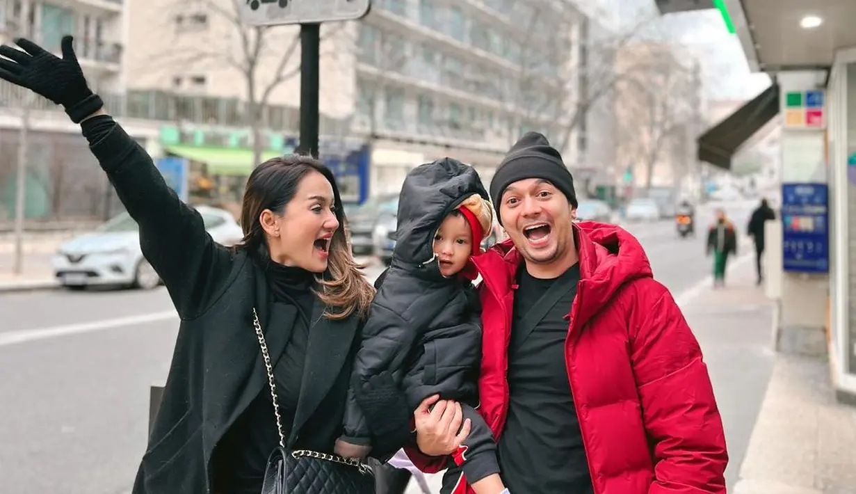 Selama menikah, pasangan ini juga jauh dari gosip miring rumah tangganya. Keharmonisan rumah tangganya begitu terlihat dari foto yang kerap dibagikan di akun istagramnya. [Instagram/tengkudewiputri_tdp]