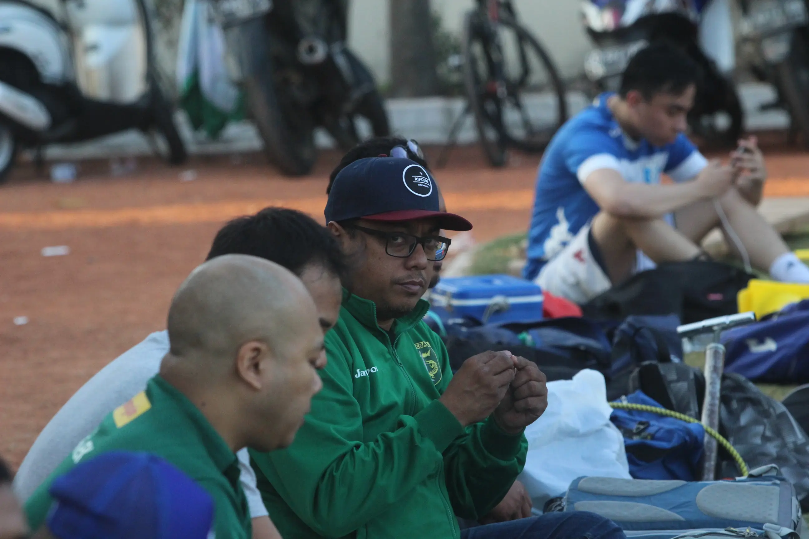 Manajer Persebaya, Chairul Basalamah (baju hijau) saat memantau latihan pemain (Liputan6.com/Dimas Angga P)