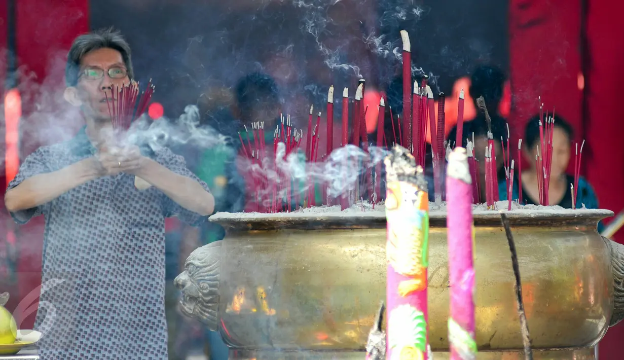 Umat Tionghoa memanjatkan doa di ruang ibadah Vihara Dharma Bhakti yang sempat terbakar beberapa waktu lalu, Jakarta, Minggu (7/2). Jelang hari raya Imlek, warga Tionghoa gelar sembahyang dan ritual lepas burung pipit. (Liputan6.com/Yoppy Renato)