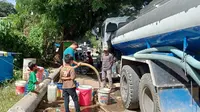 Suplai air bersih dari PDAM Mamuju ke penyintas gempa di Jalan Juanda, Kota Mamuju, Rabu (20/01/2021). (Foto: Heri Susanto/ Liputan6.com).