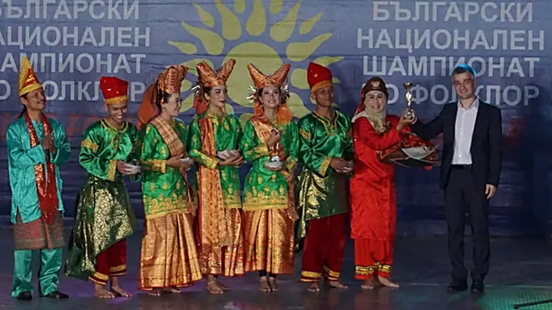 Lima orang anggota Galang Dance Community dari Padang Sumatera Barat membawakan Tari Piring yang kemudian menang World Cup of Folklore. (Sumber: KBRI Sofia)