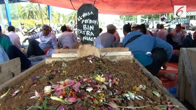 Puluhan sopir truk tangki Pertamina menggelar aksi kubur diri di depan Istana Negara. Mereka mempertanyakan aksi pemecatan yang dilakukan Pertamina.