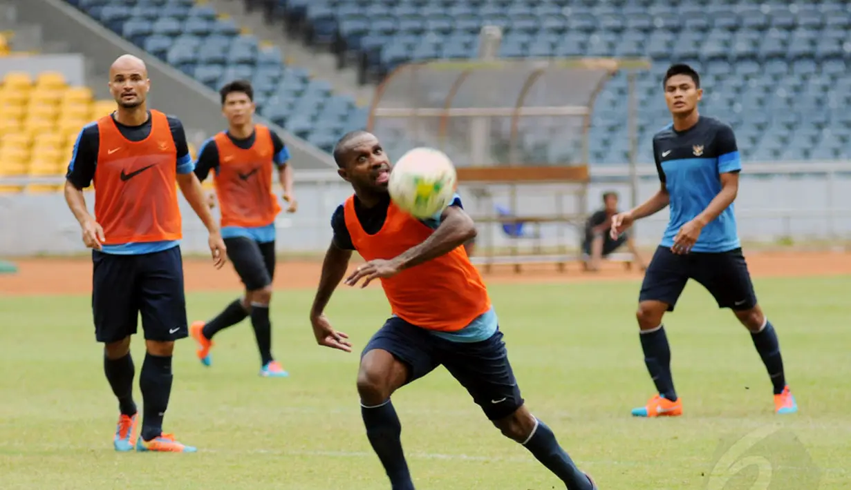 Pesepakbola asal Papua, Boaz Salossa (tengah) mulai berlatih bersama timnas Indonesia di Stadion GBK Jakarta, Kamis (13/11/2014). (Liputan6.com/Helmi Fithriansyah)