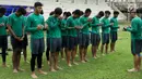 Timnas Indonesia U-19 berdoa bersama usai latihan di Stadion Pandomar, Yangon, Minggu (10/9). (Liputan6.com/Yoppy Renato)